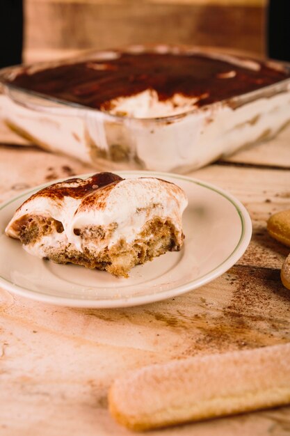 Assiette avec tiramisu