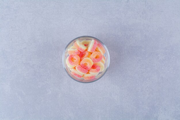 Une assiette en verre pleine de marmelades sucrées aux fruits colorés