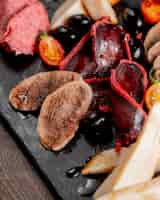 Photo gratuite assiette de viande aux olives et tomates