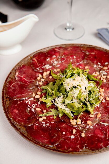 Assiette de viande avec roquette et fromage râpé