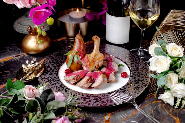 Assiette de viande avec des rouleaux de viande pilon de poulet servi avec poire