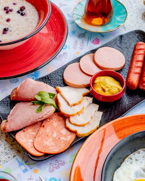 assiette de viande avec saucisses et sauce