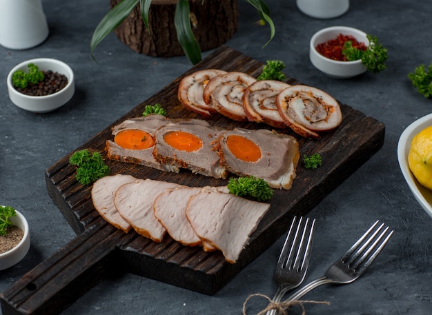 Photo gratuite assiette de viande sur la table