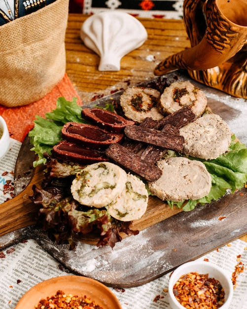 Assiette de viande sur la table