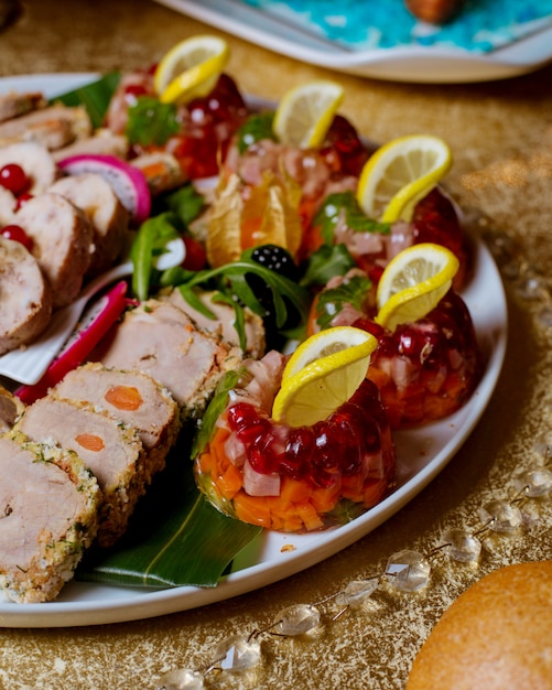 Assiette de viande sur la table