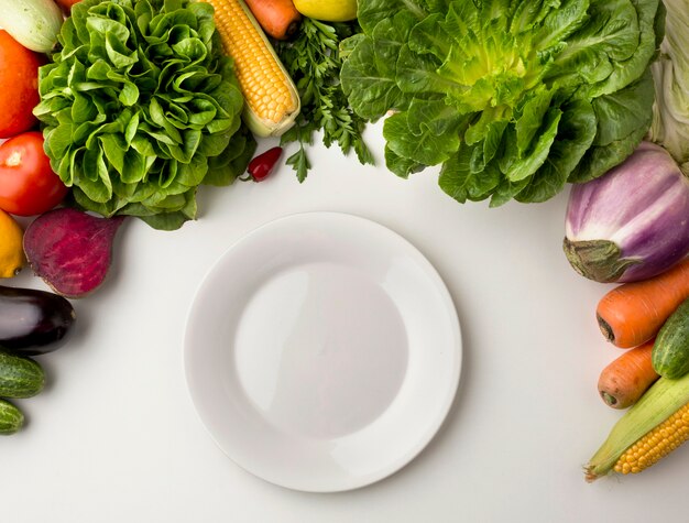 Assiette vide avec arrangement de légumes