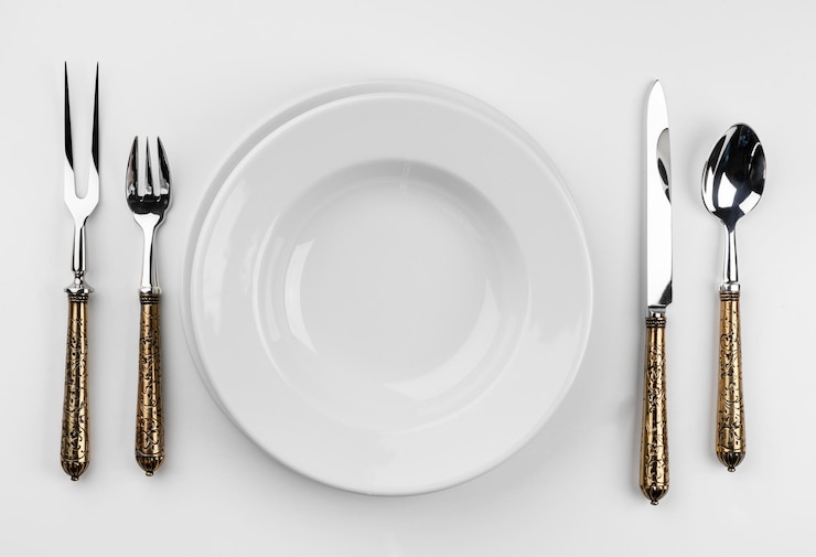 Photo gratuit assiette vide avec couverts isolé sur fond blanc