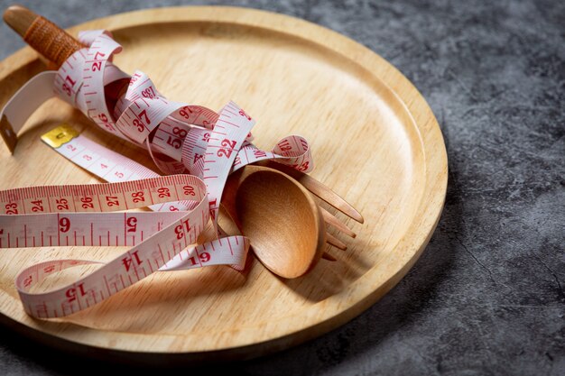 Assiette vide avec ruban à mesurer, couteau et fourchette