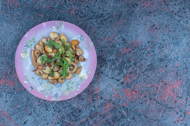 Une assiette violette de champignons aux herbes .