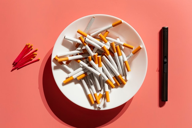 Assiette vue de dessus avec des cigarettes