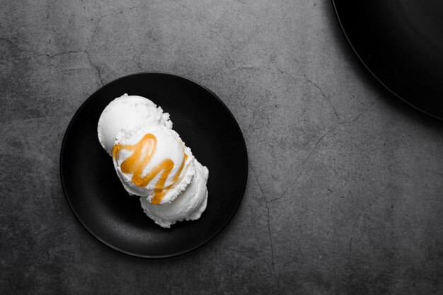 Assiette vue de dessus avec crème glacée sur table