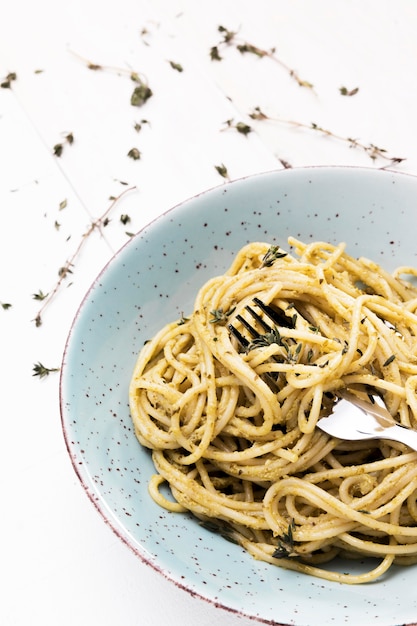 Assiette vue de dessus avec de délicieux spaghettis