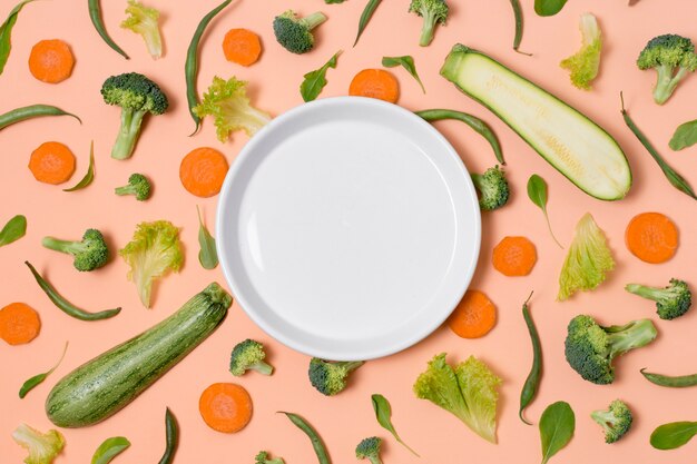 Photo gratuite assiette vue de dessus entourée de légumes