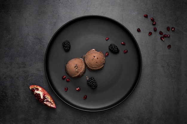 Assiette vue de dessus avec glace au chocolat