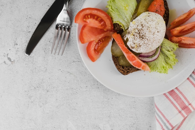 Assiette vue de dessus avec petit déjeuner sur table