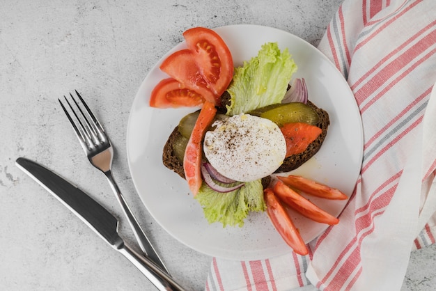 Photo gratuite assiette vue de dessus avec petit déjeuner