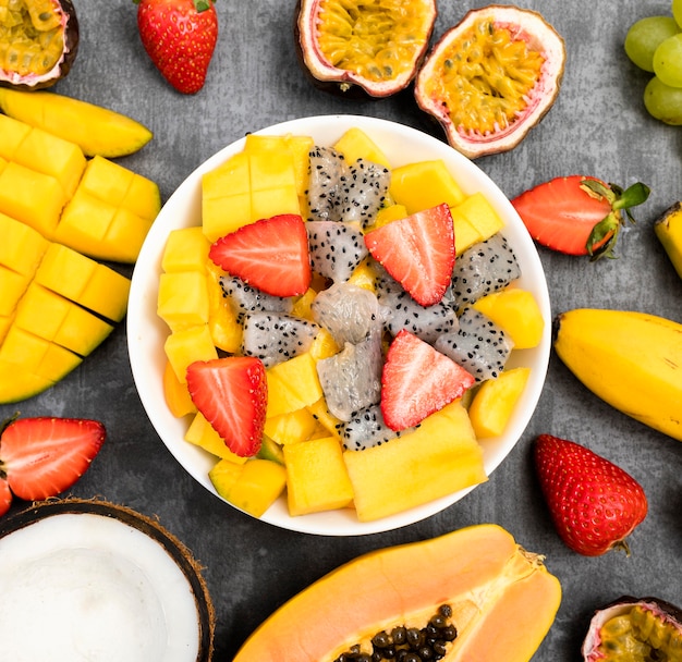 Photo gratuite assiette vue de dessus avec des tranches de fruits exotiques