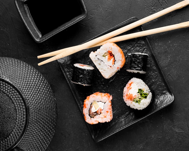 Assiette vue de dessus avec variété fraîche de sushi