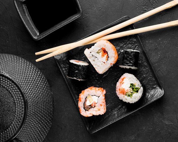Assiette vue de dessus avec variété fraîche de sushi