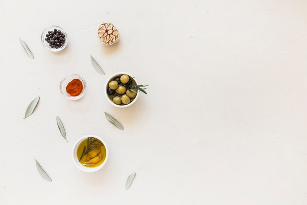 Assiettes aux olives épices et huile