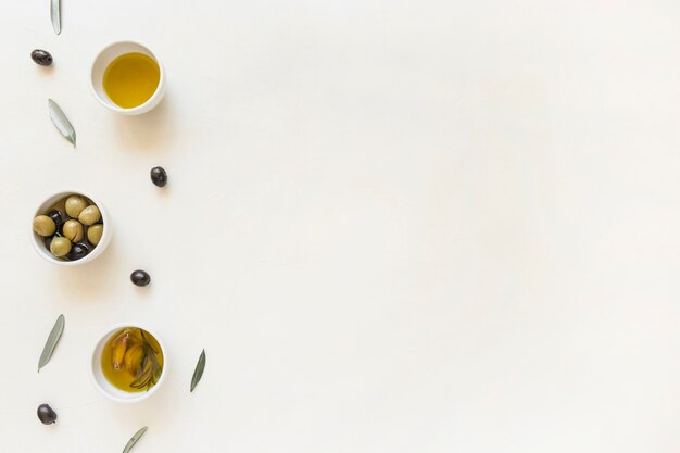Assiettes aux olives et à l&#39;huile