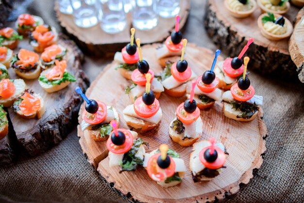 Assiettes en bois servies avec des collations de légumes et de fromage