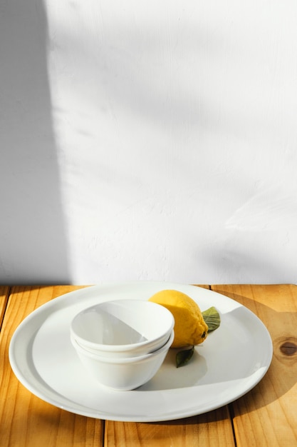 Assiettes et citron concept minimal abstrait