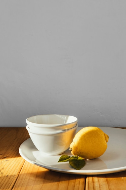 Photo gratuite assiettes et citron concept minimal abstrait