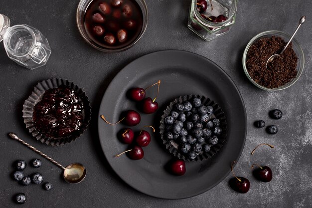 Assiettes de dessus avec des bleuets et des cerises