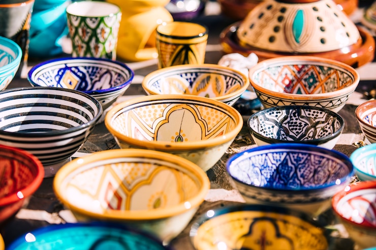 Photo gratuit assiettes sur le marché au maroc