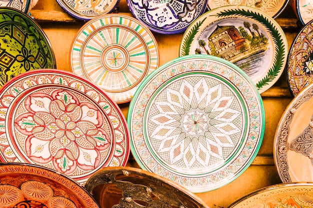 Assiettes sur le marché au maroc