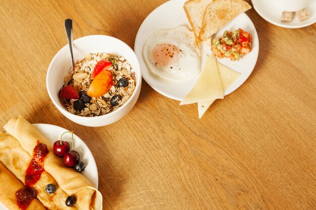 Assiettes avec nourriture pour le petit-déjeuner