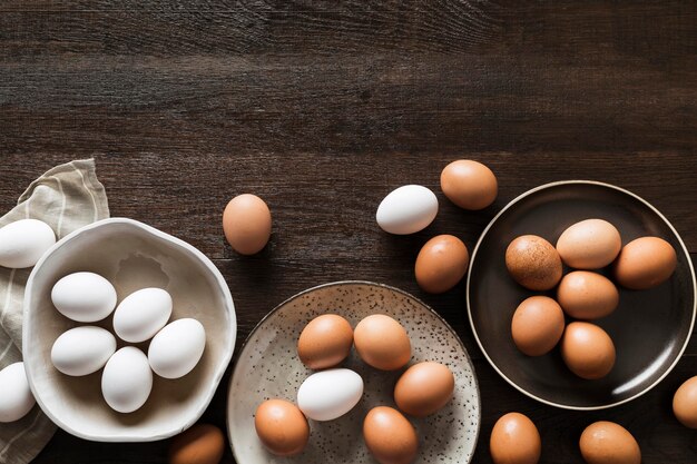 Assiettes avec oeufs sur table