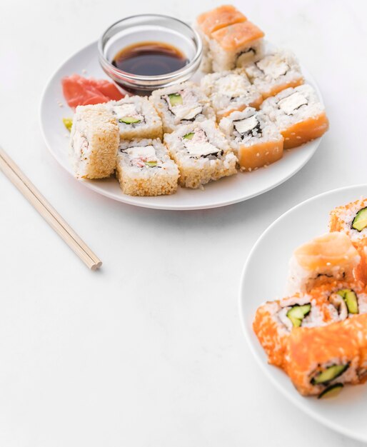 Assiettes de sushi angle shot avec sauce de soja