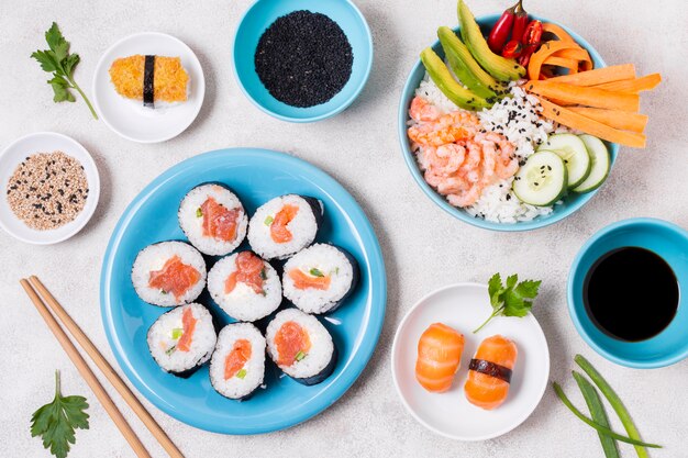 Assiettes avec sushi diveristy