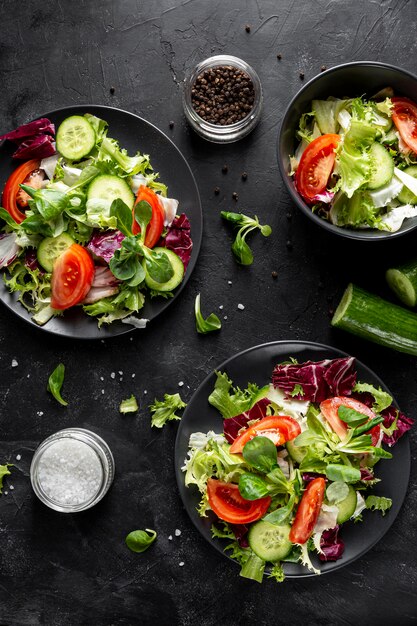 Assiettes vue de dessus avec salade