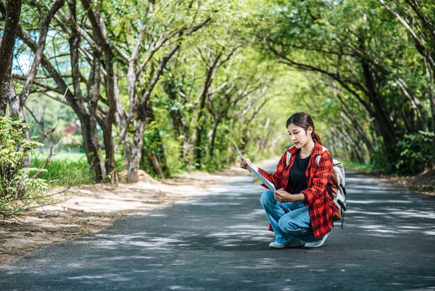 Assis et regardant la carte sur la route.