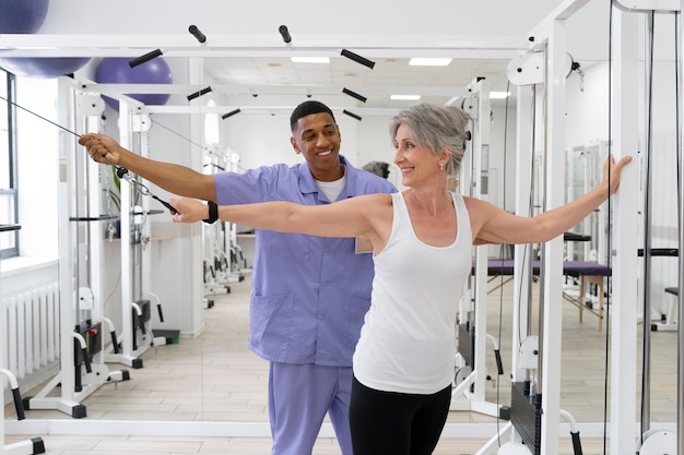 Assistant médical aidant le patient avec des exercices de physiothérapie