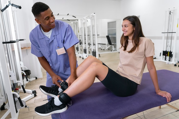 Assistant médical aidant le patient avec des exercices de physiothérapie