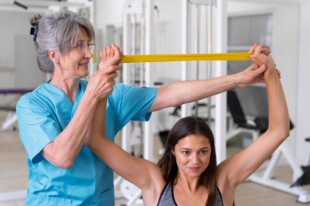 Assistant médical aidant le patient avec des exercices de physiothérapie