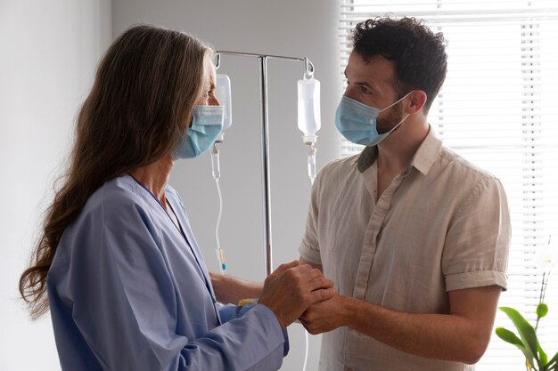 Assistant de santé avec patiente