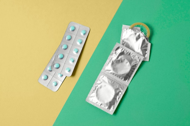 Assortiment abstrait de santé sexuelle avec préservatif