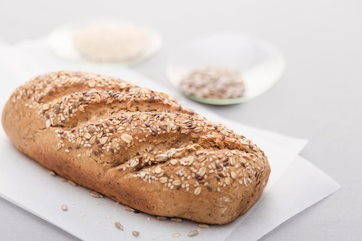 Photo gratuit assortiment alimentaire avec du pain à angle élevé