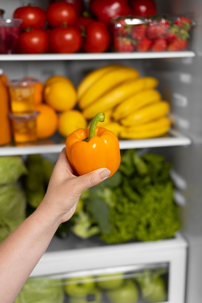 Photo gratuite assortiment d'aliments sains dans le réfrigérateur