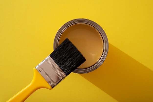 Assortiment d'articles de peinture avec de la peinture jaune