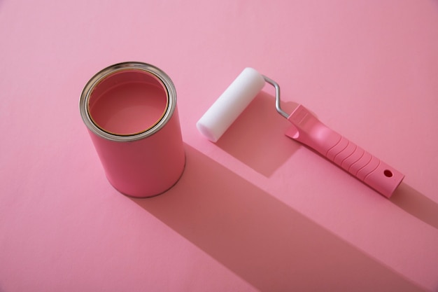 Assortiment d'articles de peinture avec de la peinture rose