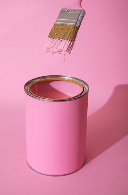 Assortiment d'articles de peinture avec de la peinture rose