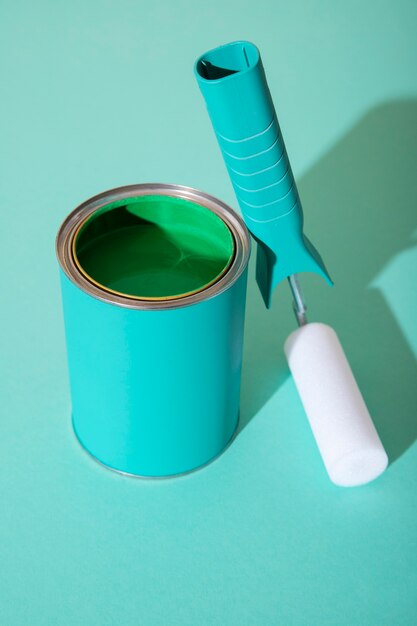 Assortiment d'articles de peinture avec de la peinture verte