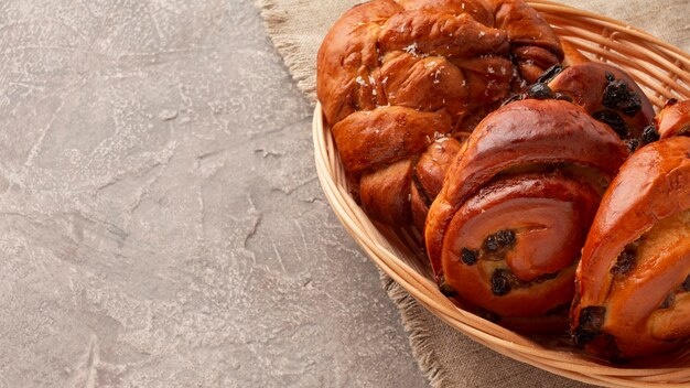 Assortiment de bagels dans le panier