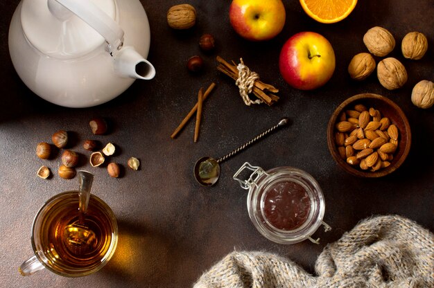 Assortiment de boissons d'hiver au thé avec fruits et noix